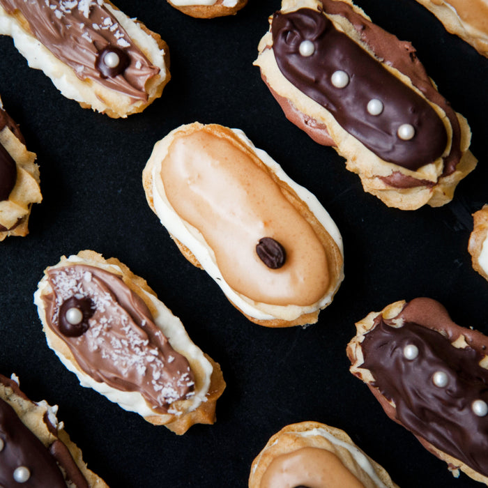 Unterschiedliche Sorten von Mini-Eclairs mit Vanillecreme und Kaffeeglasur