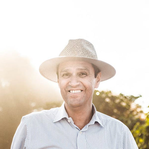 Eine Person mit Strohhut in heller Umgebung