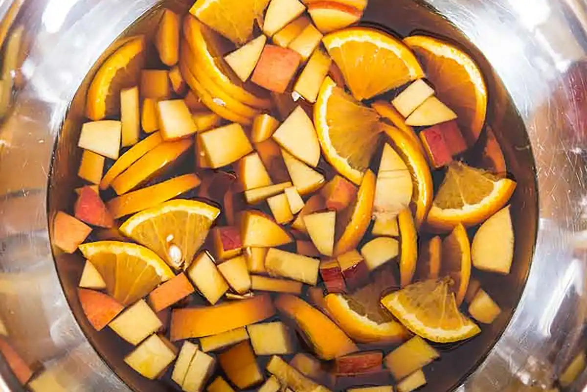 Cold Brew Sangria mit verschiedenen Früchten in einer Schüssel  