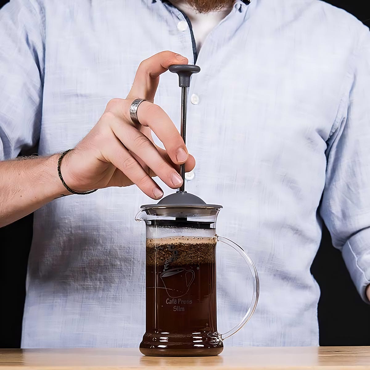 Eine Person benutzt eine French Press