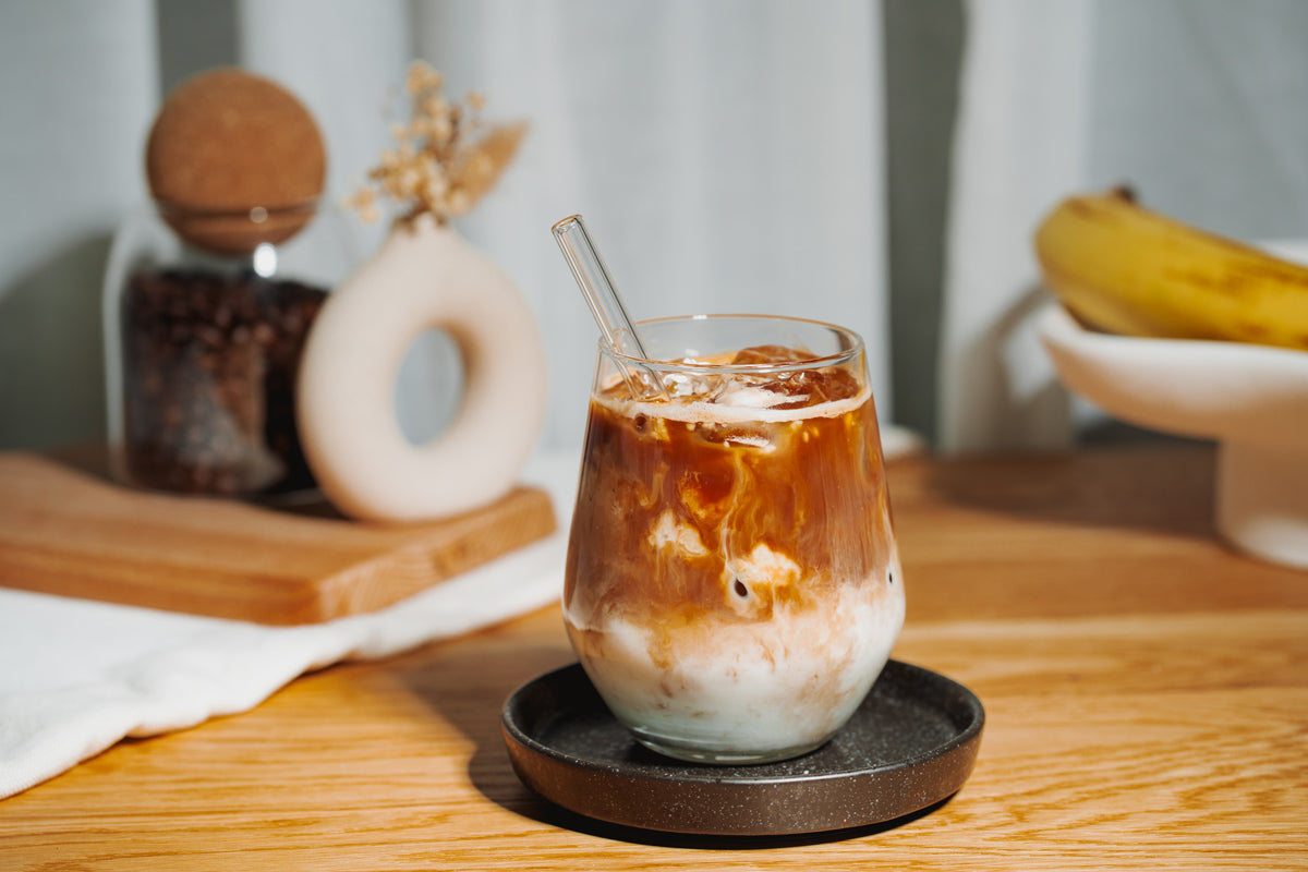 Ein Glas gefüllt mit Banana Iced Latte. Gemacht mit J. Hornig Kaffee.