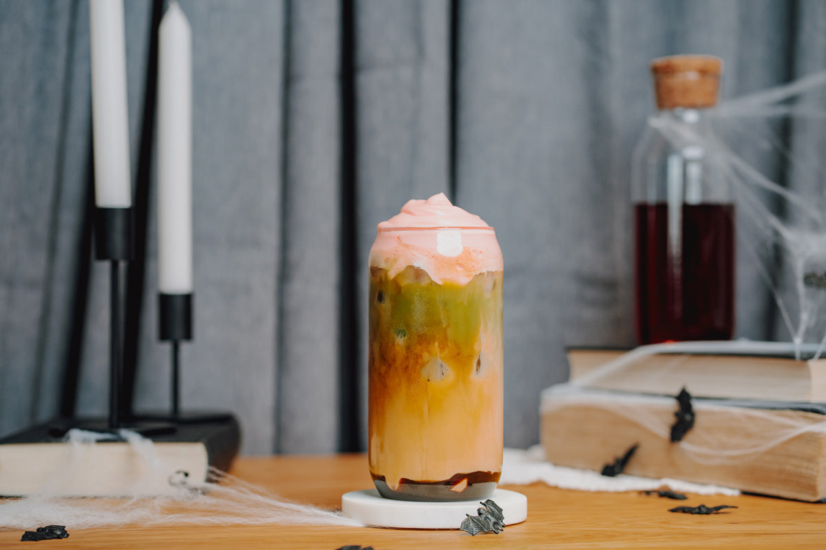 Zombie Latte steht auf einem Holztisch mit spooky Hintergrund.