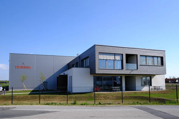 Ein modernes Firmengebäude unter blauem Himmel.