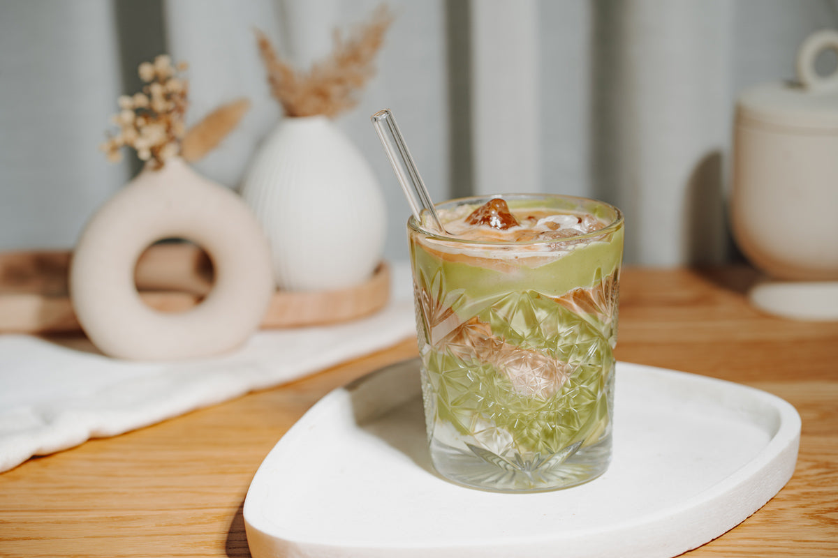 Pistazien Iced Latte, gemacht mit J. Hornig Kaffee in einem Glas.