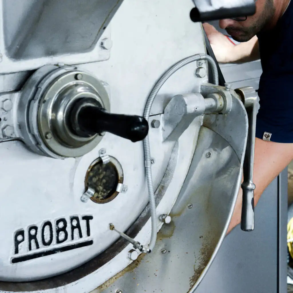 Eine silberne Rösttrommel in der Nahansicht.