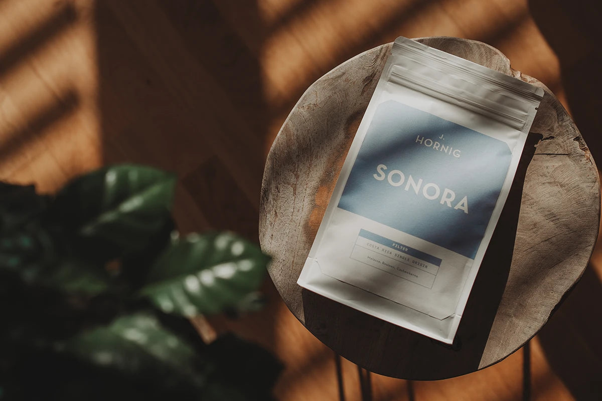 Eine Packung J. Hornig Spezialitätenkaffee Sonora Filterröstung auf einem Holztisch.