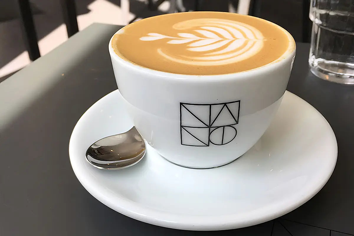 Cappuccino mit Latte Art im Nano Kaffee in Berlin