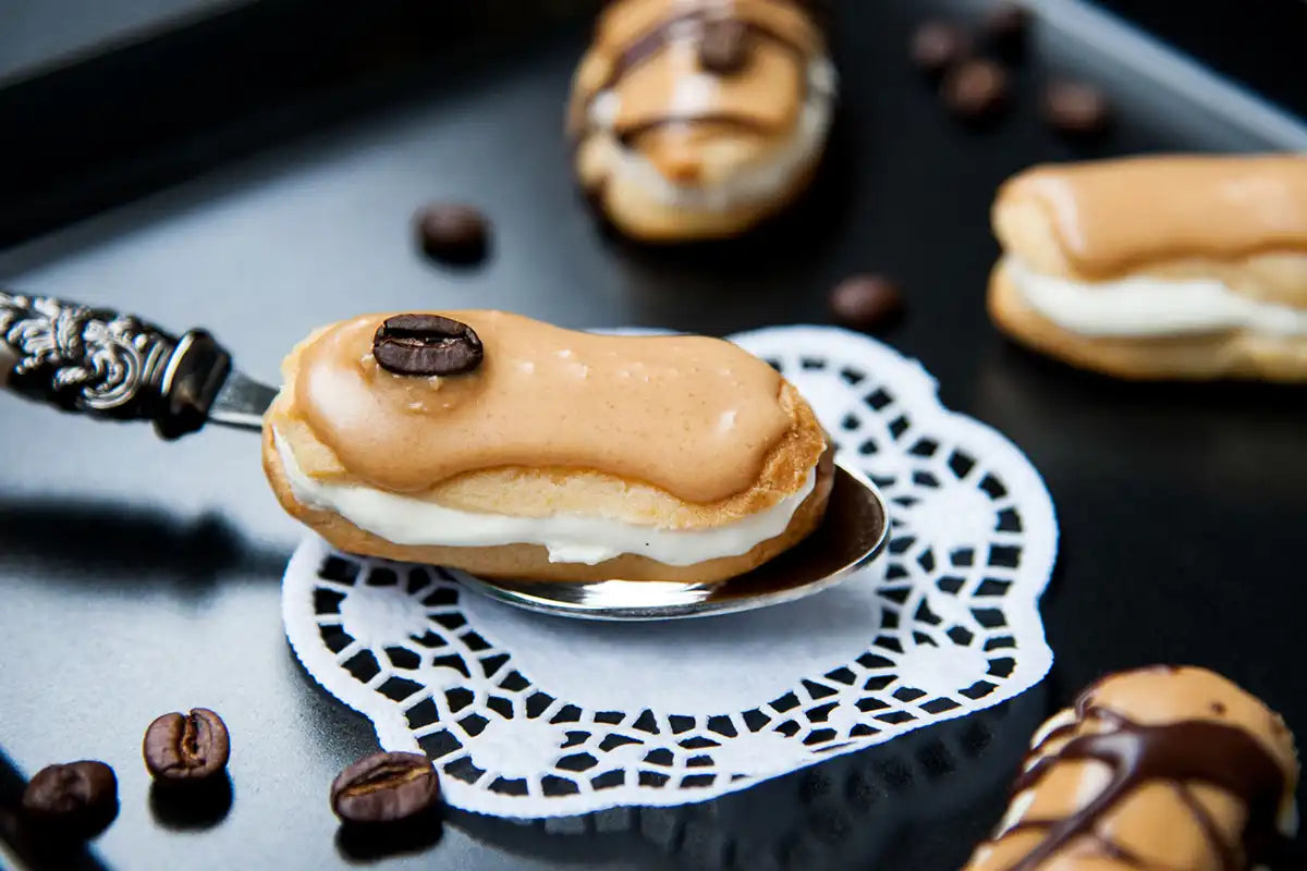 Ein Mini-Eclairs mit Vanillecreme und Kaffeeglasur 