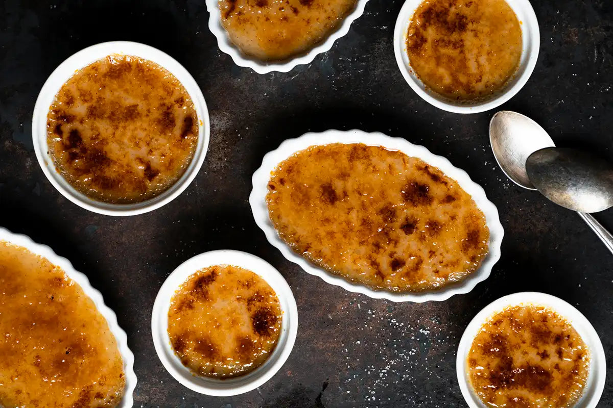 Mokka-Creme-Brulee mit Löffeln in unterschiedlichen Formen