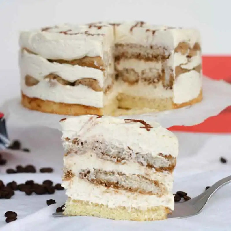 Eine Tiramisu Torte auf einem weißem Tischtuch