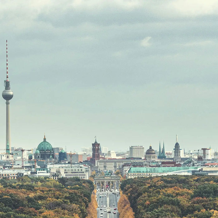 Berliner Fernsehturm mit schönem Himmel im Hintergrund 