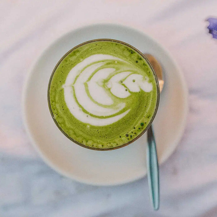 Brokkoli Latte von oben fotografiert auf einem marmorierten Tisch stehend  