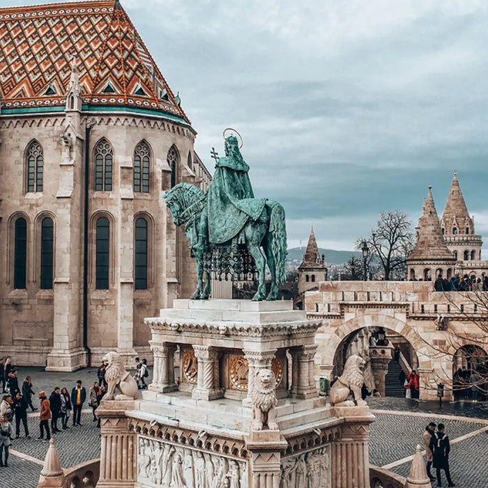 Matthiaskirche in Budapest mit Statue im Vordergrund
