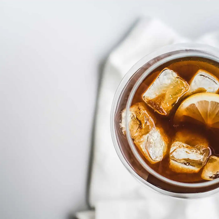 Cold Brew Sangria mit Eis in einem Glas 