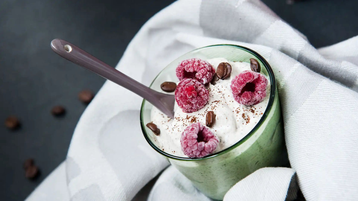 Cremiges Kaffee-Joghurt mit Himbeeren  Rezept  J. Hornig