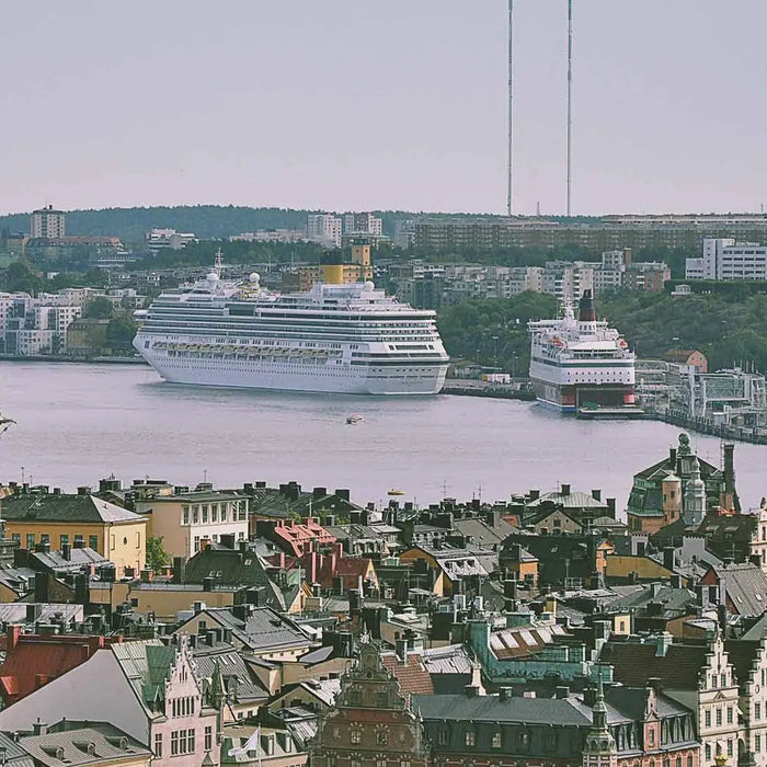 Hafen von Stockholm mit 2 Schiffen 