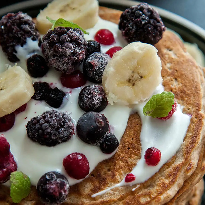 Haferflocken Kaffee Pancakes mit verschiedenen Früchten als Topping