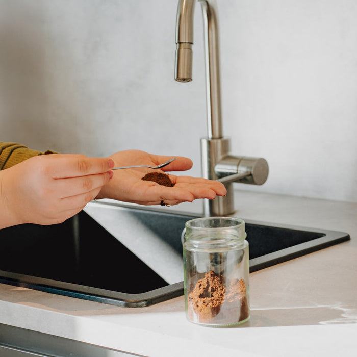 Kaffeesatz als Reinigungsmittel: wie aus „Abfall“ Hausmittel werden