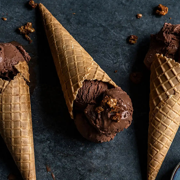 3 vegane Kaffee-Schoko-Eis Tüten auf einem dunkelblauen Untergrund liegend