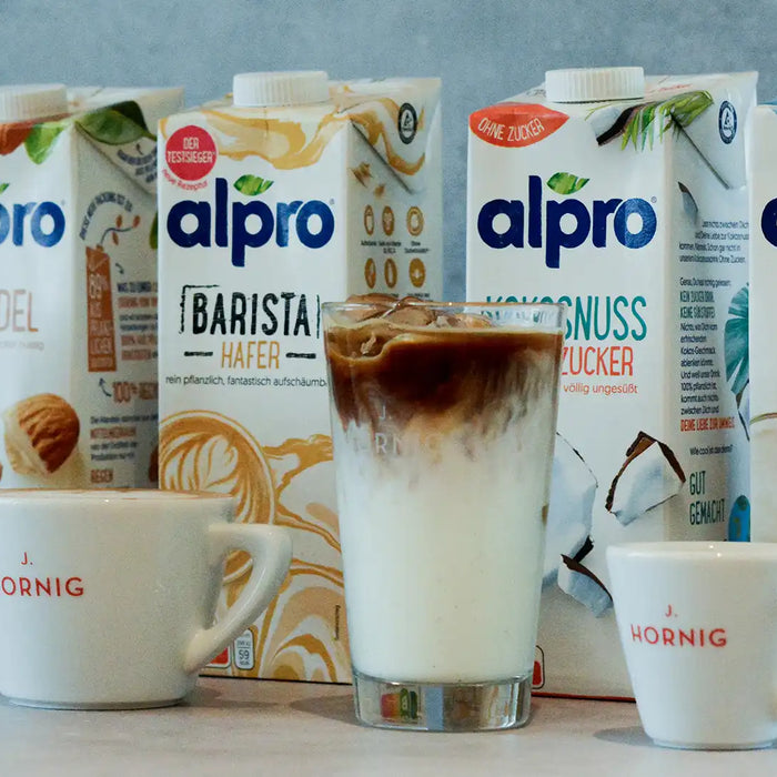 Aneinanderreihung der unterschiedlichen Alpro Milchalternativen mit unterschiedlichen Kaffees