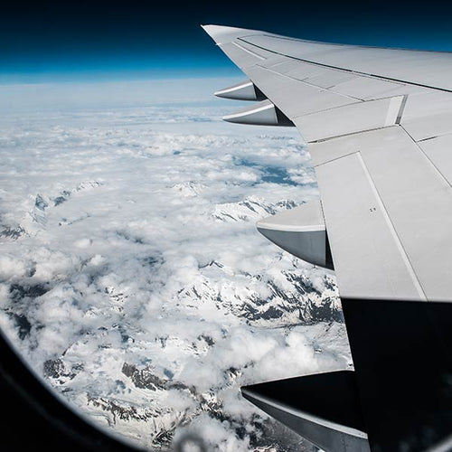 Ein Foto aus einem Flugzeug über den Wolken
