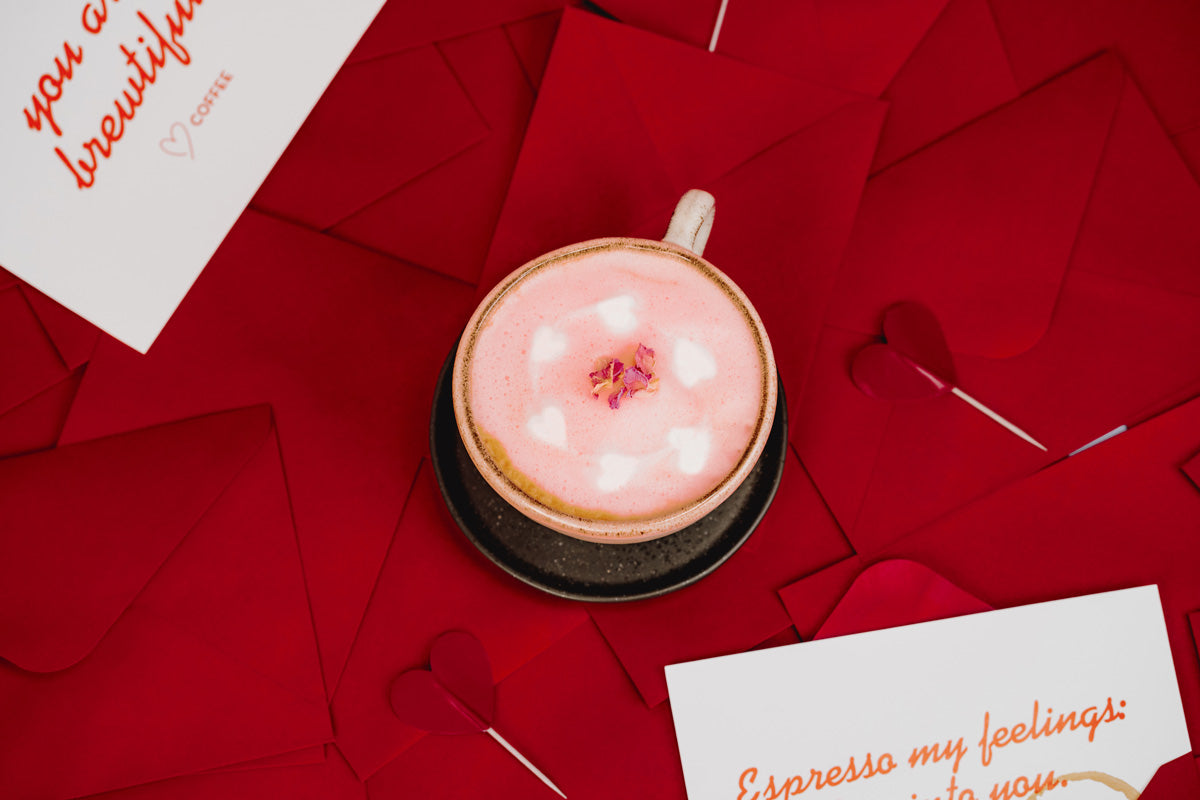 Der Latte-Art-Trick ist von oben zu sehen, auf einem roten Hintergrund.