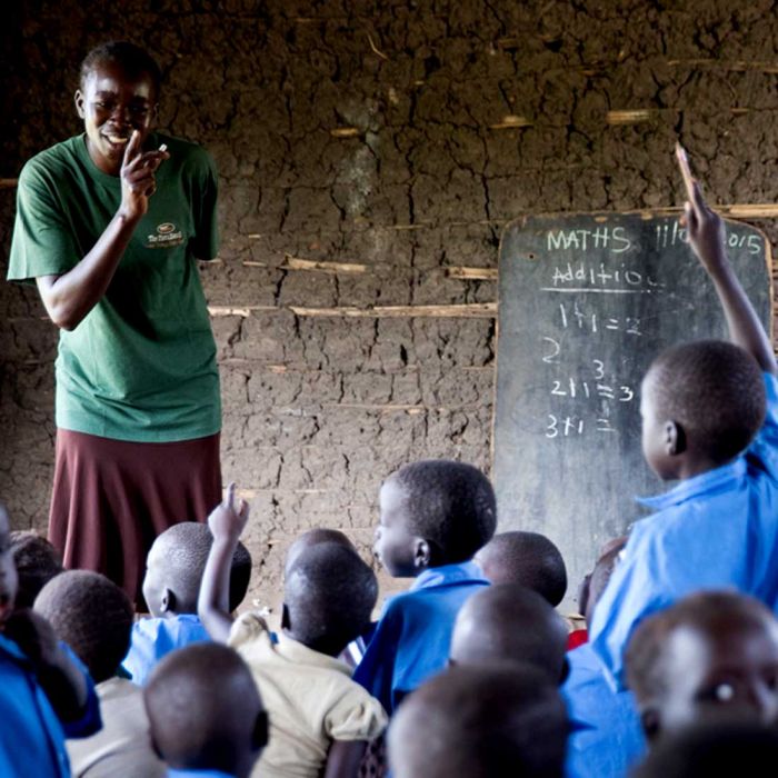 Lehrer steht vor einer Klasse in einer Schule im Südsudan