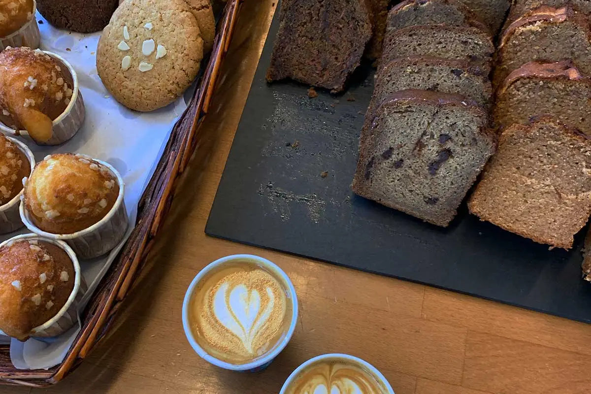 2 Cappuccino mit Muffins, Cookies und verschiedenen Kuchen 