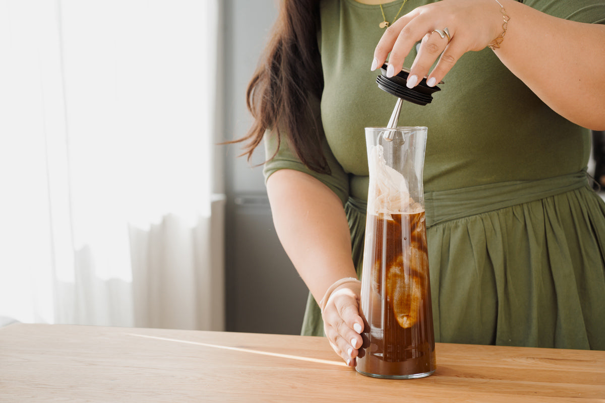Der fertige Cold Brew, gemacht mit dem Cold Brew Beutel ist in einer Karaffe.