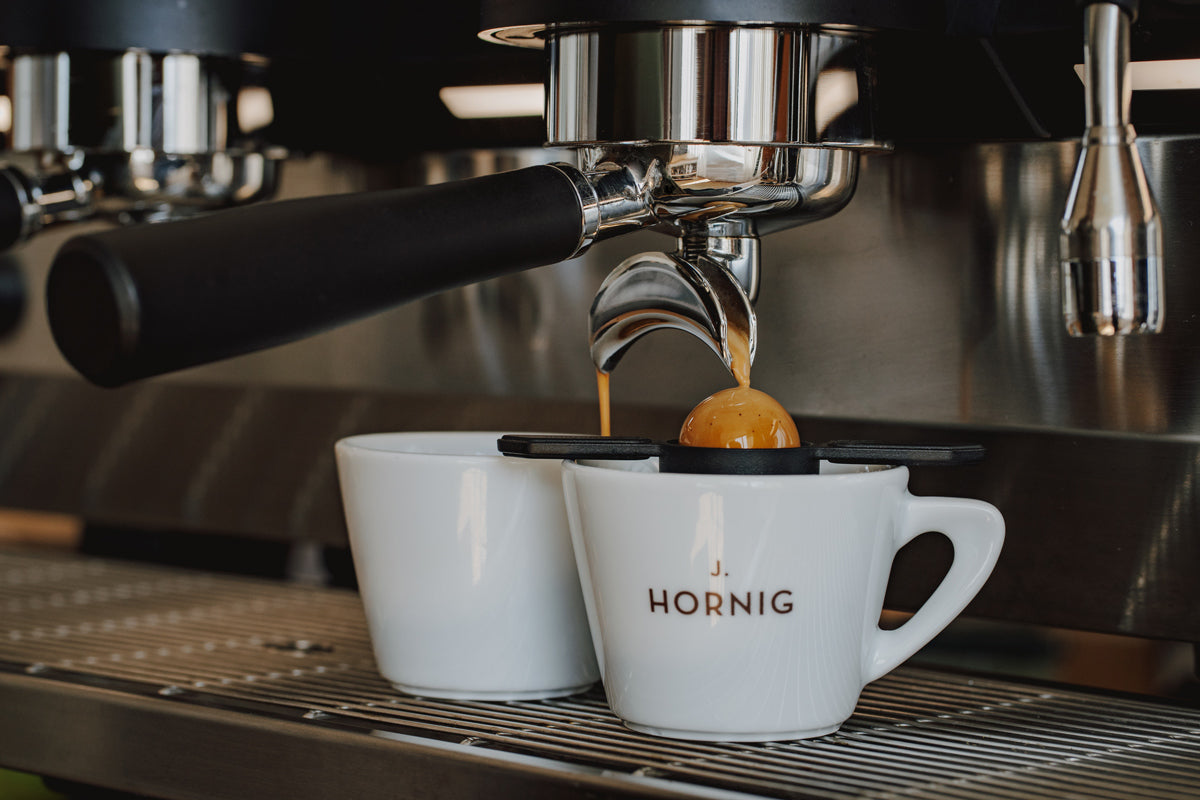 Espresso läuft über eine Kühlkugel direkt in die Tasse.