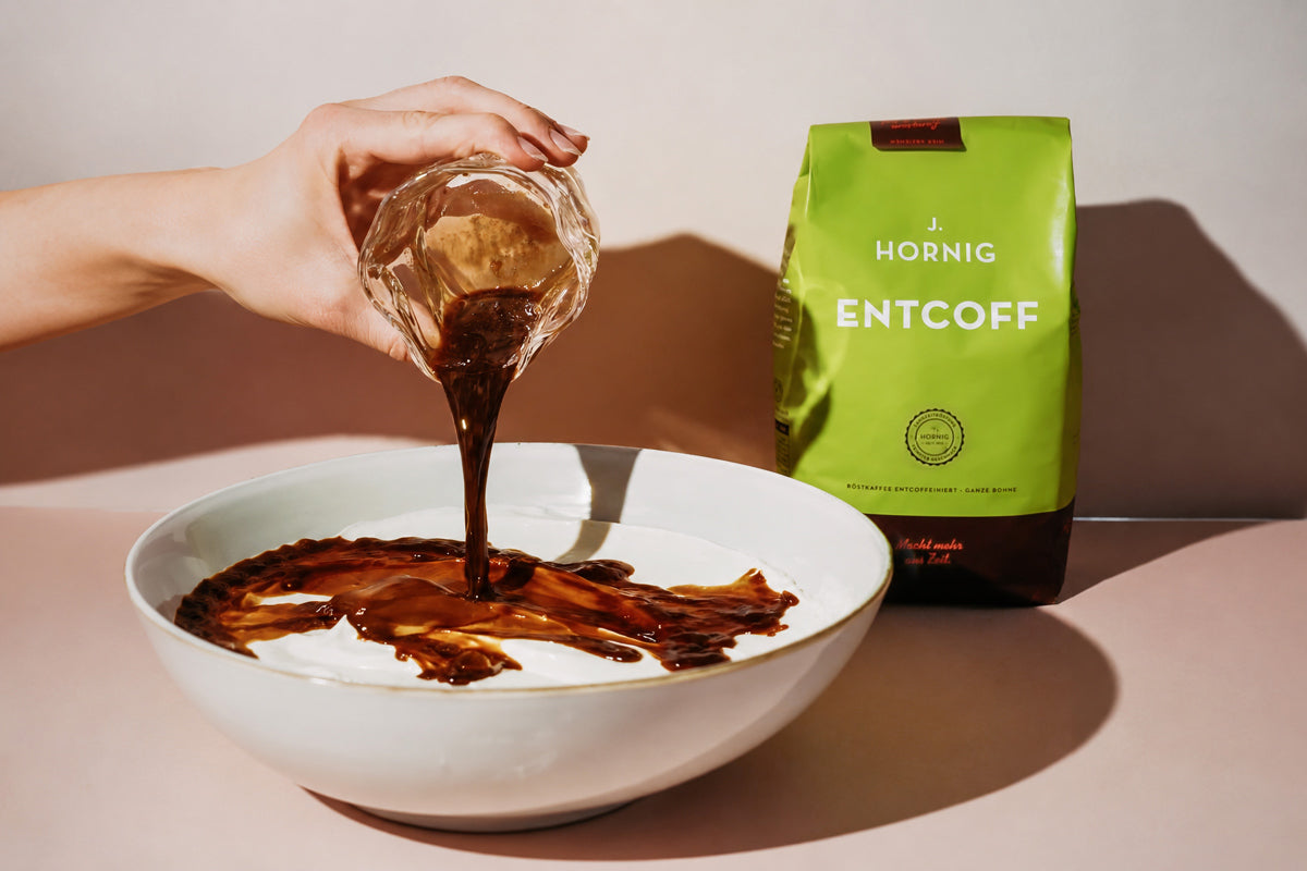 Im Vordergrund ist eine Schüssel wo der Kaffee in die Schüssel gegeben wird, im Hintergrund steht eine Packung Entcoff von J. Hornig