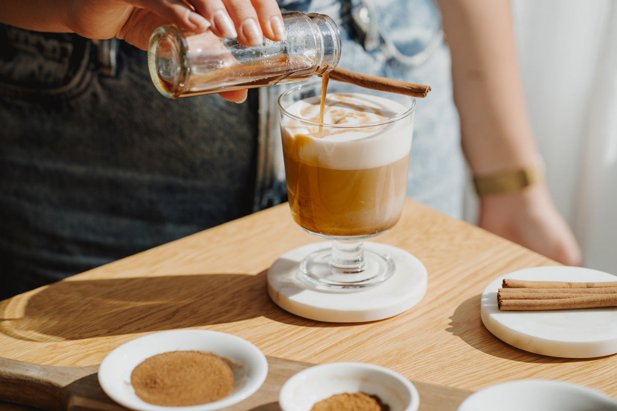 Latte in den Gingerbread Sirup gegossen wird