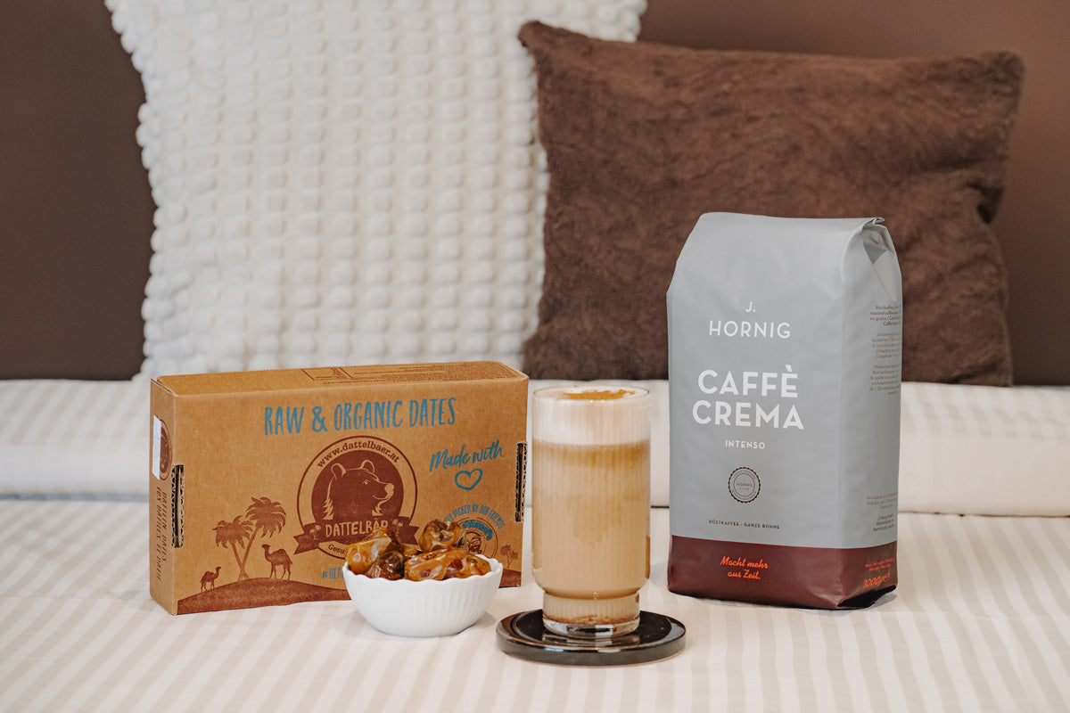 Der Dattel Latte steht neben einer Packung Kaffee und Datteln. 