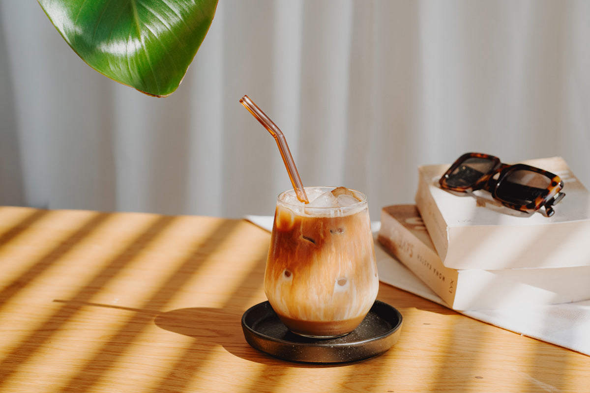 Ein Miso Karamell Latte steht auf einem Tisch. 