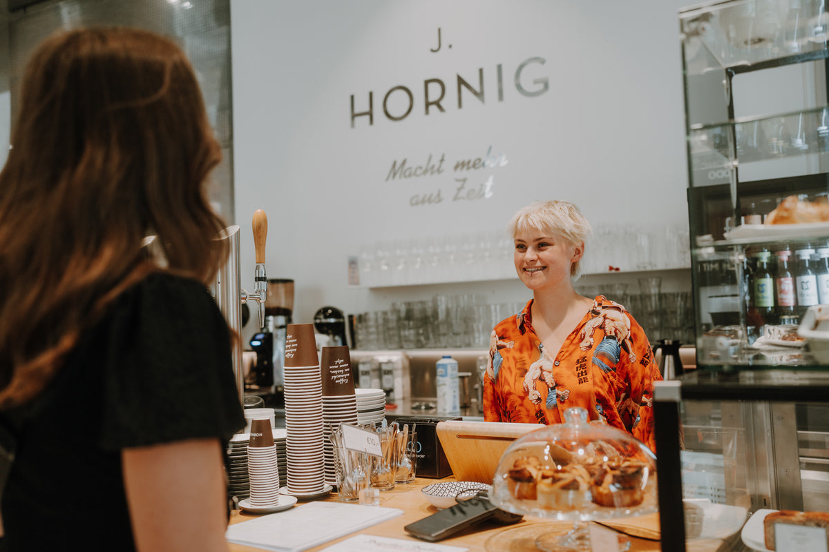 Eine Kundin bestellt etwas an der J. Hornig Kaffeebar