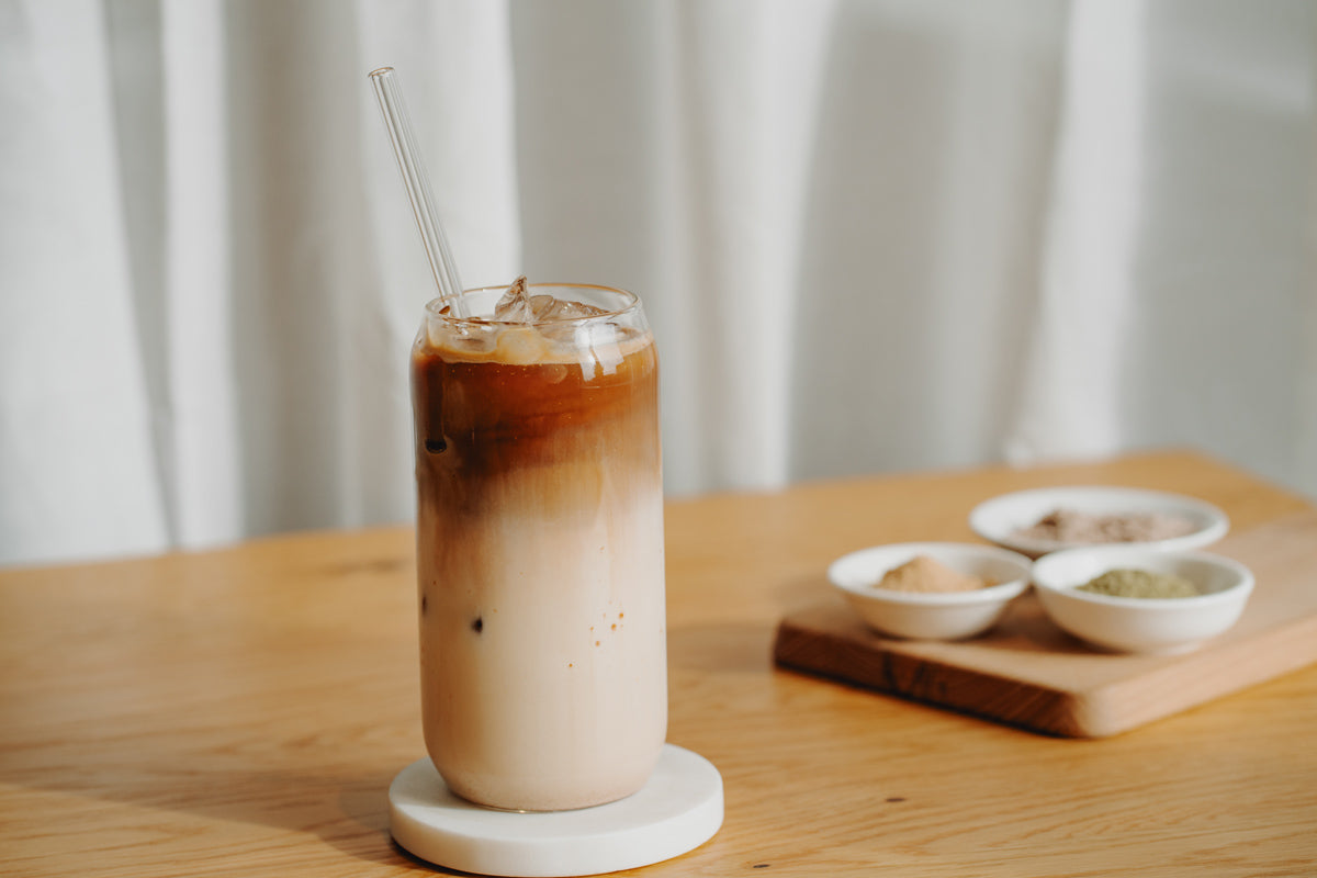 Ein funktionaler-Latte mit Proteinpulver steht am Tisch