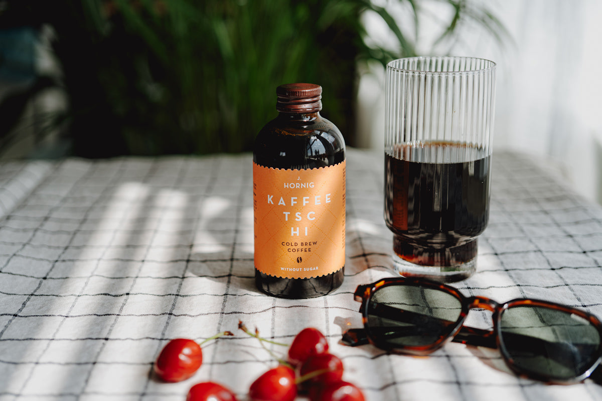 Ein Kaffeetschi Cold Brew Coffee steht auf einem Tisch.