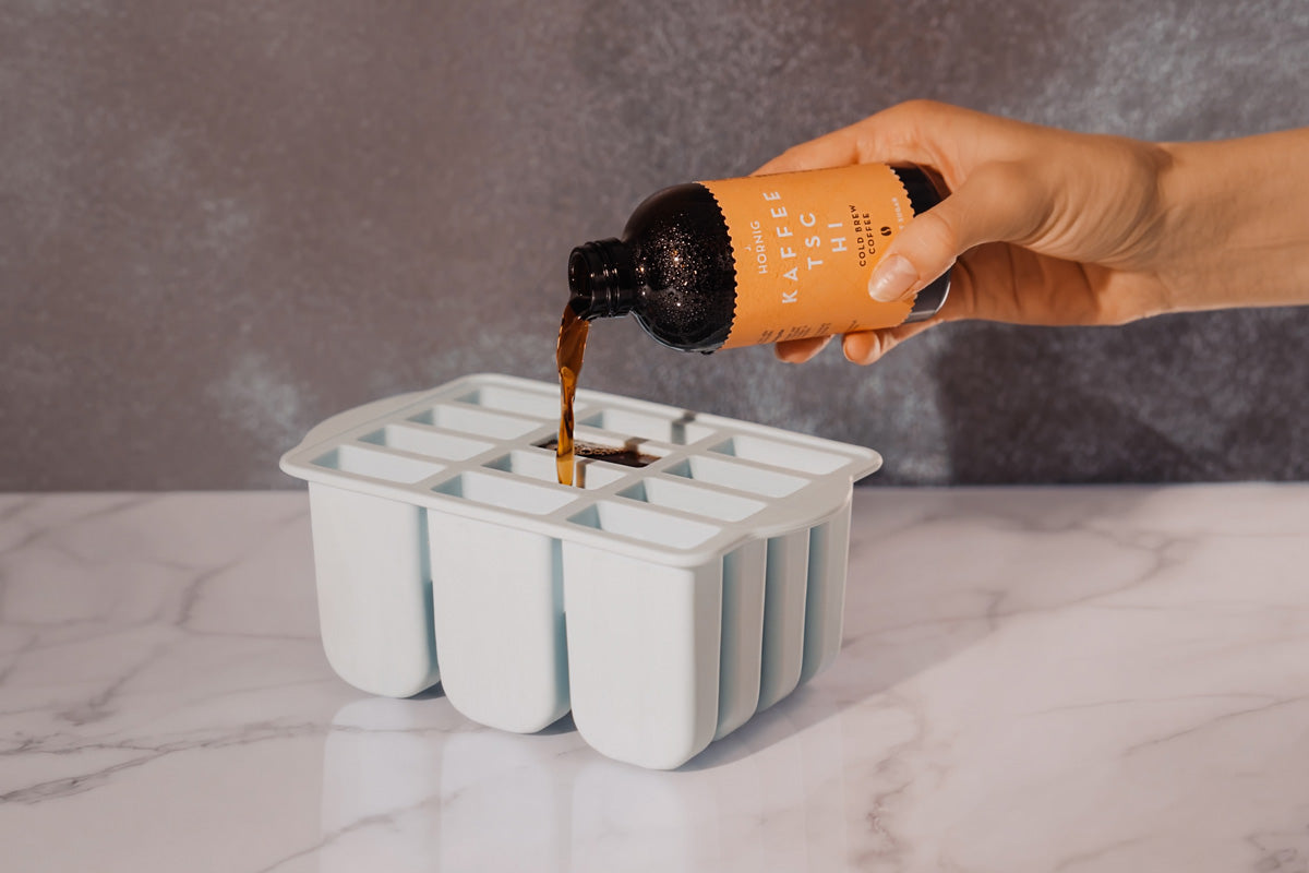 Kaffeetschi wird in eine Eisform gegossen.