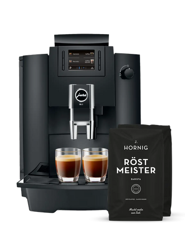 Eine schwarze Jura Kaffeemaschine mit zwei Packungen J. Hornig Röstmeister