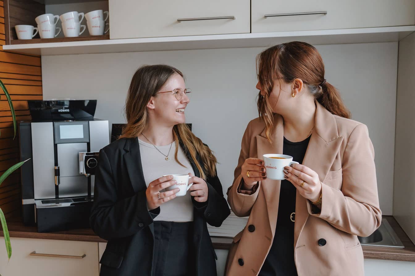 jhornig-business-solution-buero-kueche-frauen-kaffee.jpg__PID:9215616e-e3b4-4931-bf43-418e734e300c