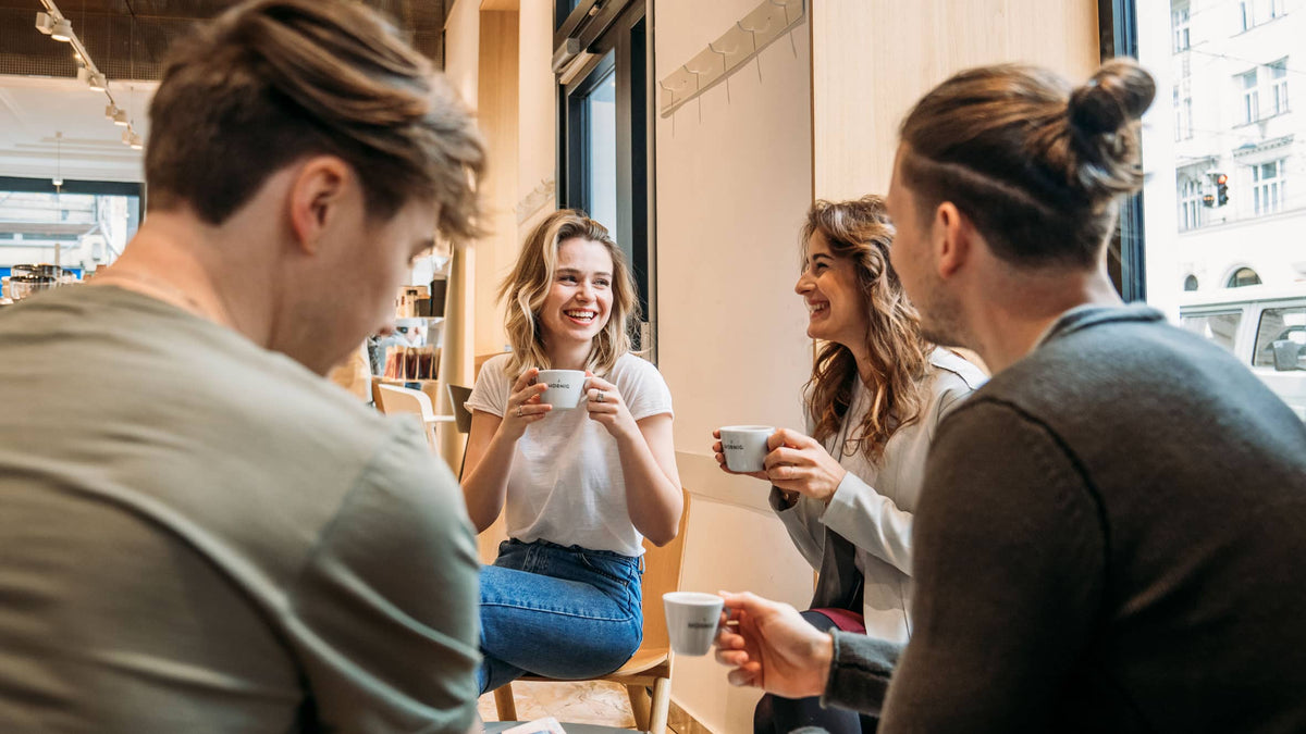 jhornig-cafe-personen-tassen.jpg__PID:b0cc221e-e31d-4441-ad82-db82a04e3a6e