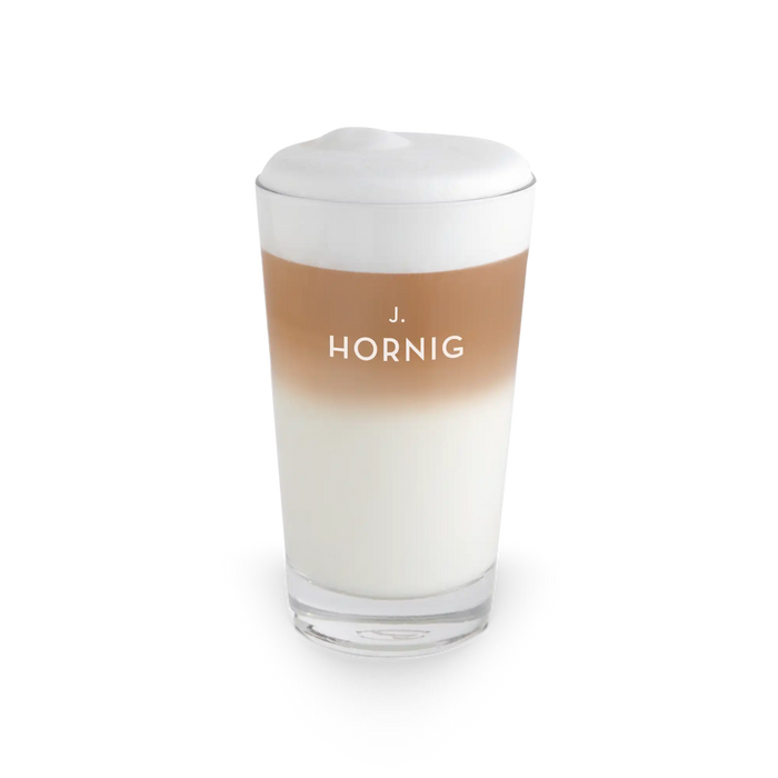 Ein Caffe Latte Glas mit einem J. Hornig Logo.