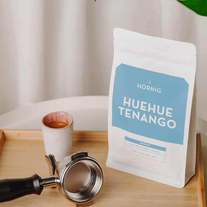 J. Hornig Guatemala Huehuetenango Spezialitätenkaffee mit zwei Espressotassen auf einem Tablett.