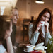 Drei junge Frauen in einem Kaffeehaus