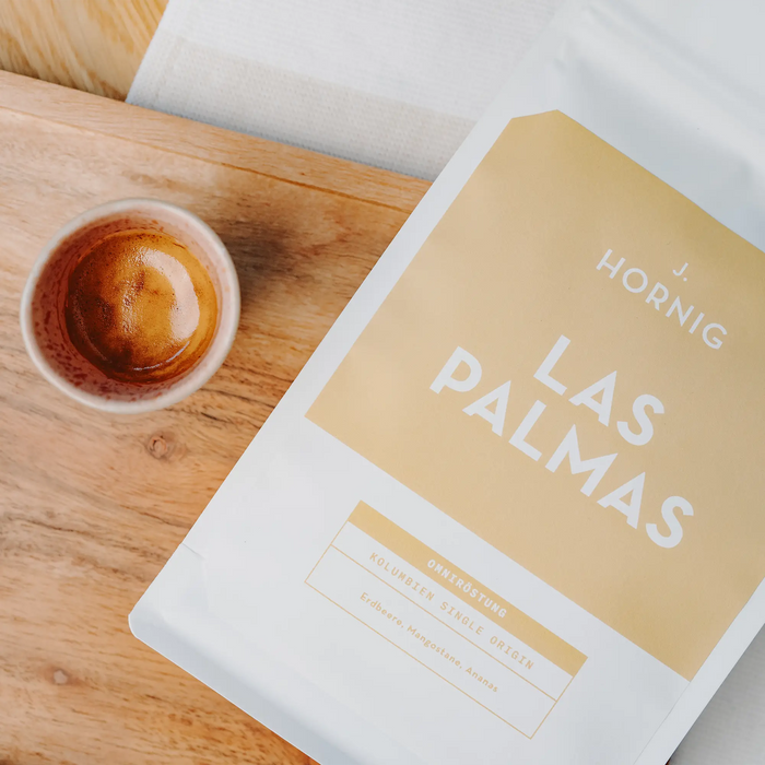 Detailaufnahme von J. Hornig Las Palmas Spezialitätenkaffee mit Espresso auf einem Holztisch.