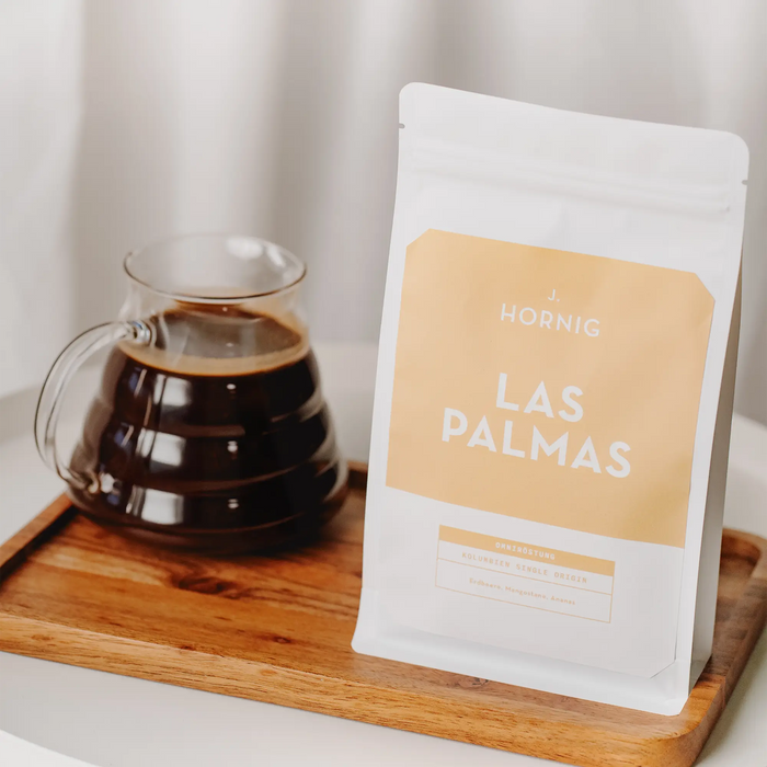 J. Hornig Las Palmas Spezialitätenkaffee mit Glaskaraffe Filterkaffee auf einem Holztablett.