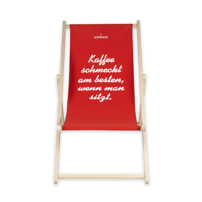 Ein J. Hornig Liegestuhl in rot.