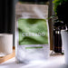Eine Packung J. Hornig Spezialitätenkaffee Cerrado FIlter Single Origin Brasilien auf einem Holztisch mit weißem Tischtuch