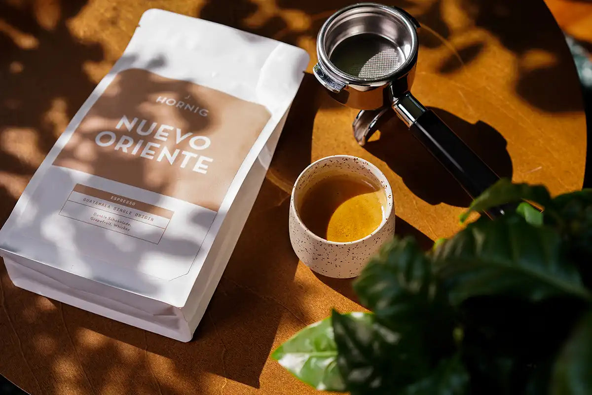Eine Packung J. Hornig Spezialitätenkaffee direct trade Nuevo Oriente Espresso auf einem Holz-Untergrund
