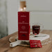 Eine Packung J.Hornig Bio Pyramidenbeutel Rotbusch Vanille Tee auf einem Holztisch mit einer Tasse Tee.